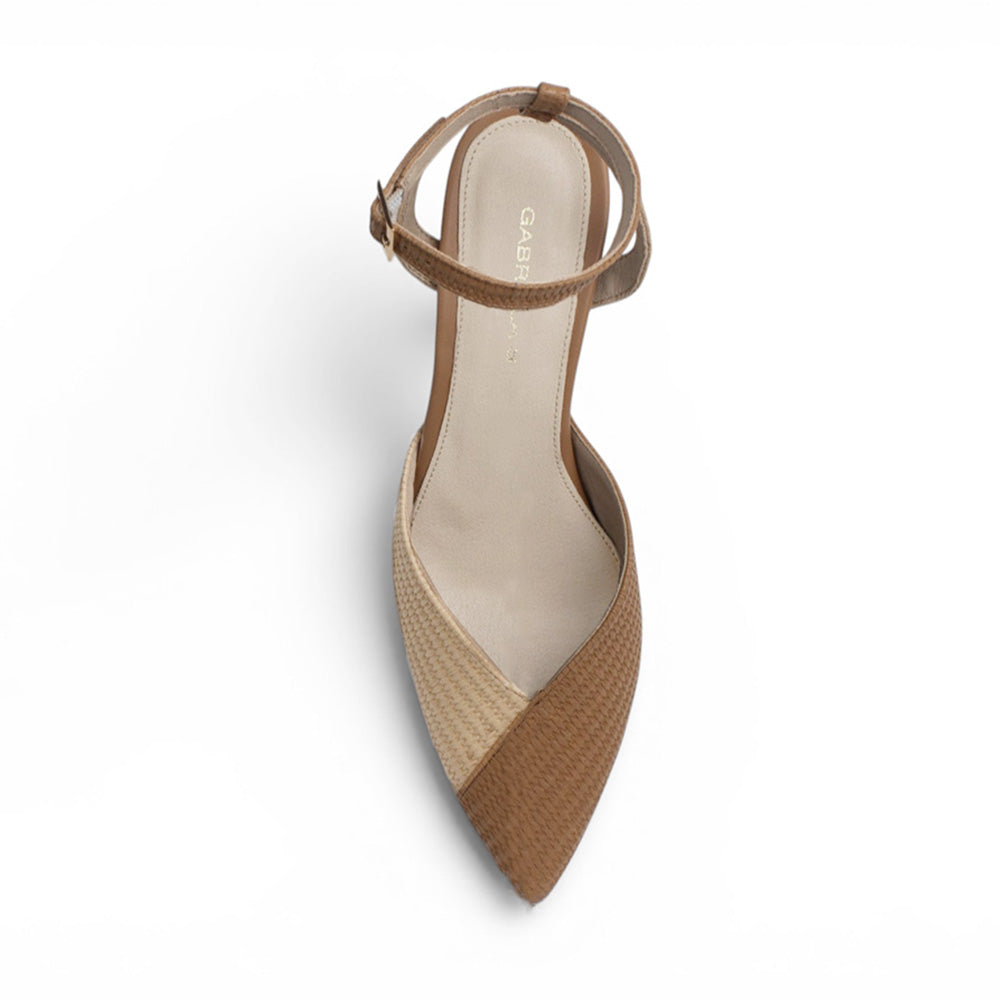 Vista superior de zapatilla café destalonada para mujer con punta fina cerrada y pulsera ajustable al tobillo