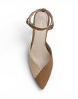 Vista superior de zapatilla café destalonada para mujer con punta fina cerrada y pulsera ajustable al tobillo