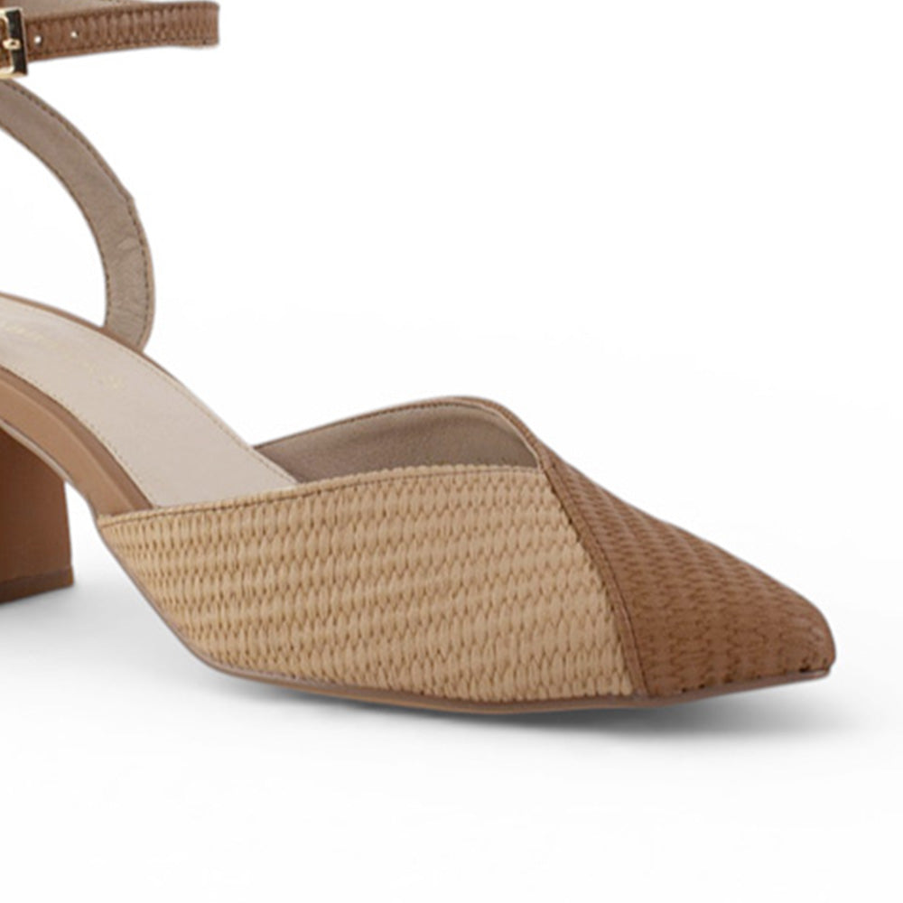 Vista a detalle de punta fina cerrada en zapatilla café para mujer con pulsera ajustable y tacon ancho de 10cm