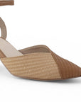 Vista a detalle de punta fina cerrada en zapatilla café para mujer con pulsera ajustable y tacon ancho de 10cm