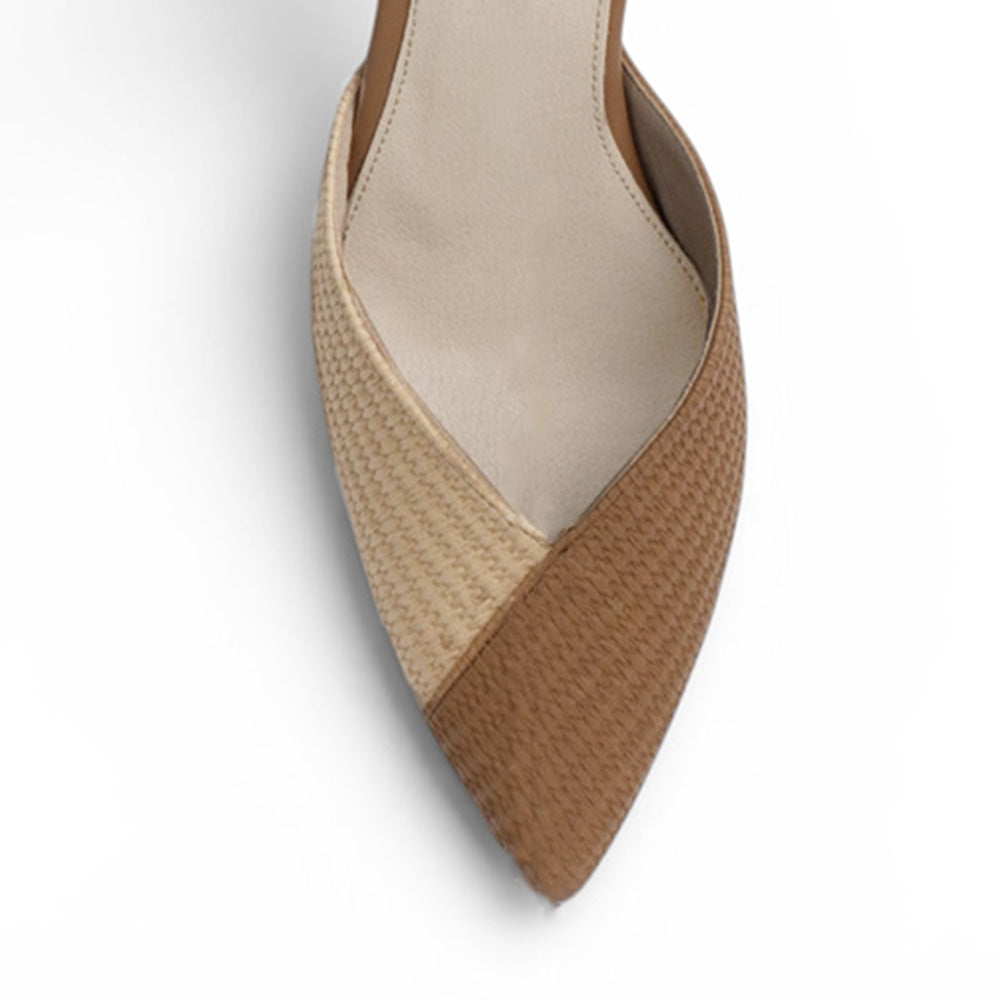 Vista de material sintético en zapatilla café destalonada para mujer con punta fina cerrada y pulsera ajustable al tobillo de tacón ancho de 10cm