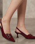 Zapatillas vino destalonadas de punta fina con detalles metálicos y tacón medio 7cm para dama 