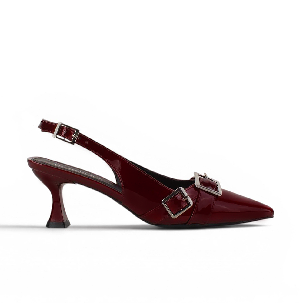 Vista lateral de la zapatilla vino para dama destalonada de charol con punta fina y detalles metálicos tacón medio 7cm  