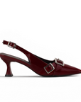 Vista lateral de la zapatilla vino para dama destalonada de charol con punta fina y detalles metálicos tacón medio 7cm  