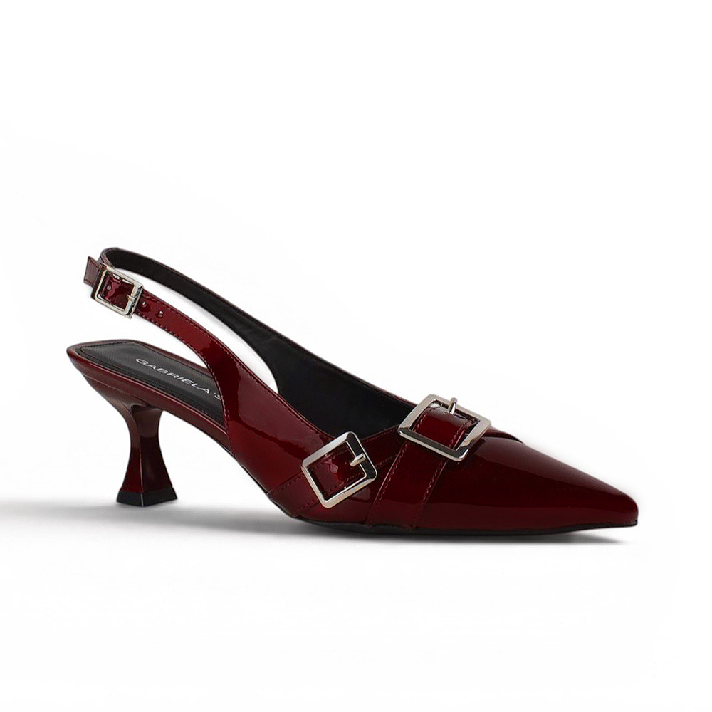 Vista diagonal de zapatilla vino con tacón medio 7cm, detalles metálicos y punta fina para dama 