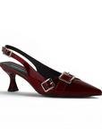 Vista diagonal de zapatilla vino con tacón medio 7cm, detalles metálicos y punta fina para dama 