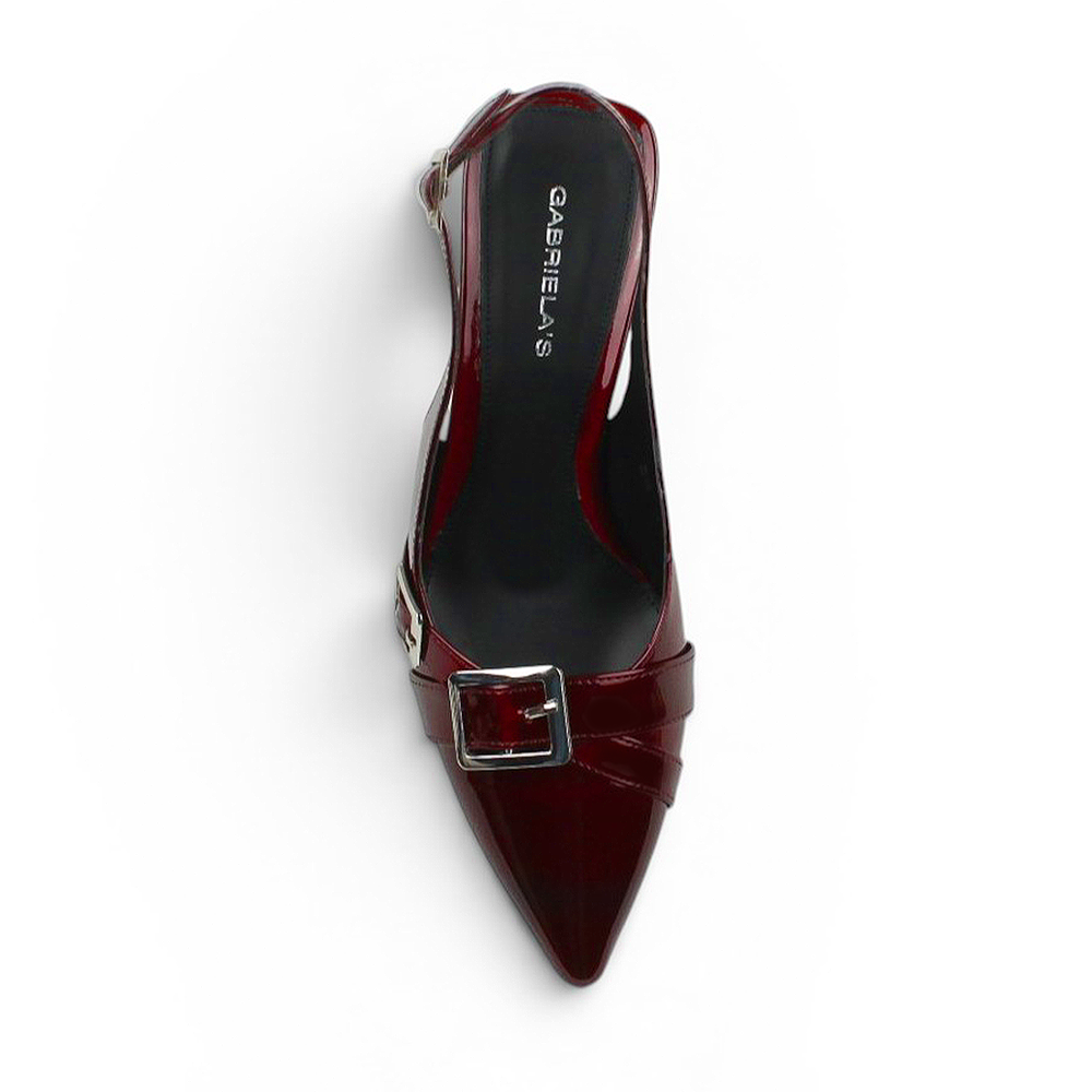Vista superior de zapatilla vino destalonada de charol con punta fina, detalles metálicos y tacón medio 7cm para dama  