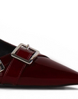 Detalle del material charol en la zapatilla vino para dama con detalles metálicos y tacón medio 7 cm 