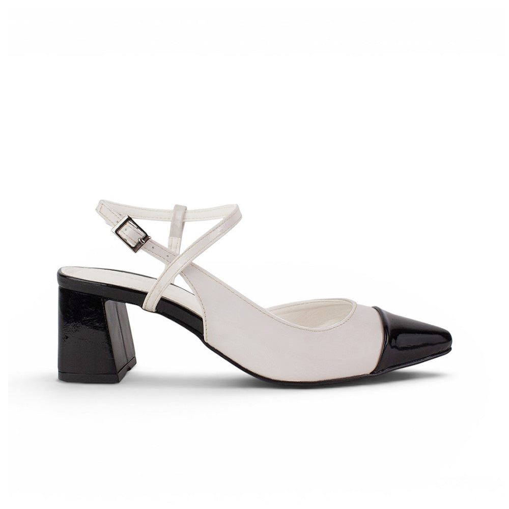 Vista lateral de zapatilla beige con negro para mujer de diseño destalonado con correa ajustable y tacón de 7cm