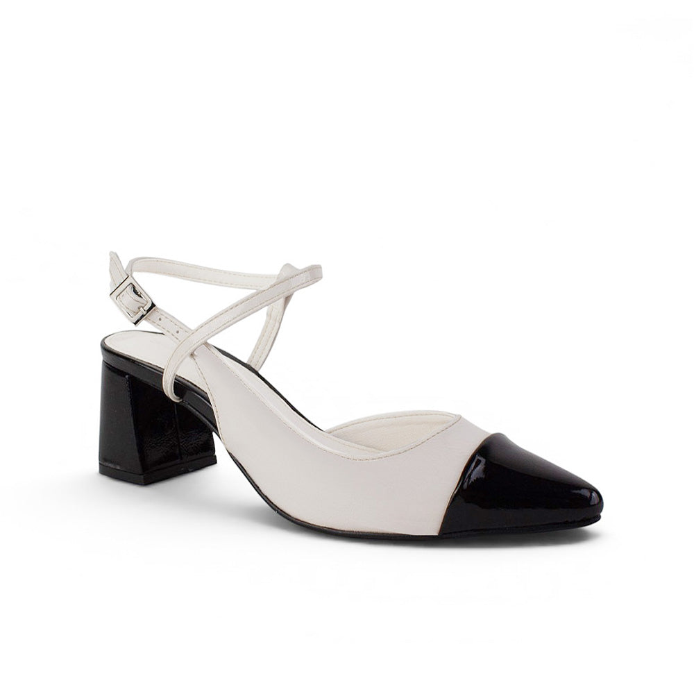 Vista diagonal de zapatilla beige con negro de diseño destalonado con punta fina y tacón medio de 7cm