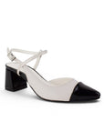 Vista diagonal de zapatilla beige con negro de diseño destalonado con punta fina y tacón medio de 7cm