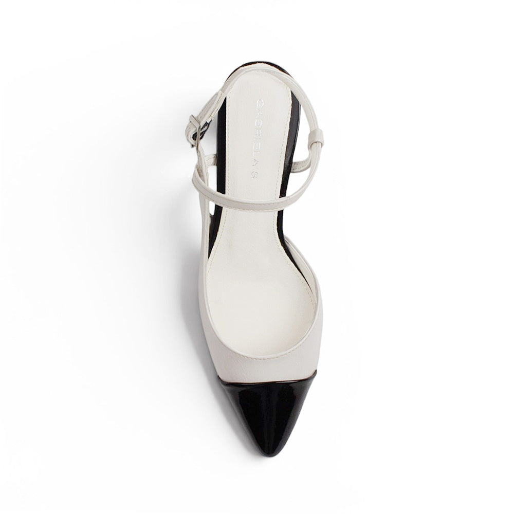 Vista superior de zapatilla beige con negro de diseño destalonado con correa ajustable y punta cerrada