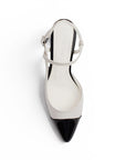 Vista superior de zapatilla beige con negro de diseño destalonado con correa ajustable y punta cerrada