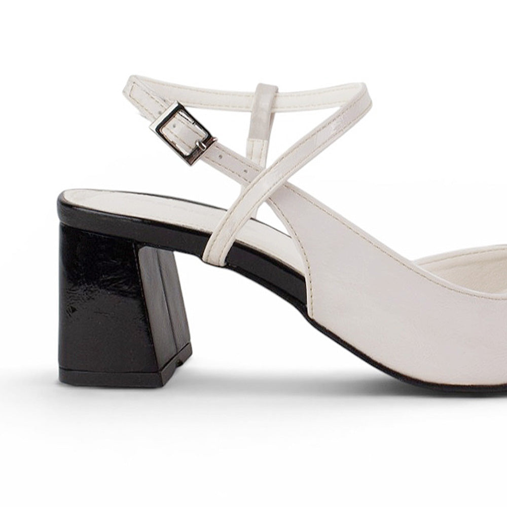 Vista trasera de tacón ancho medio de 7cm en zapatilla beige con negro para mujer con correa ajustable de diseño destalonado