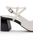 Vista trasera de tacón ancho medio de 7cm en zapatilla beige con negro para mujer con correa ajustable de diseño destalonado
