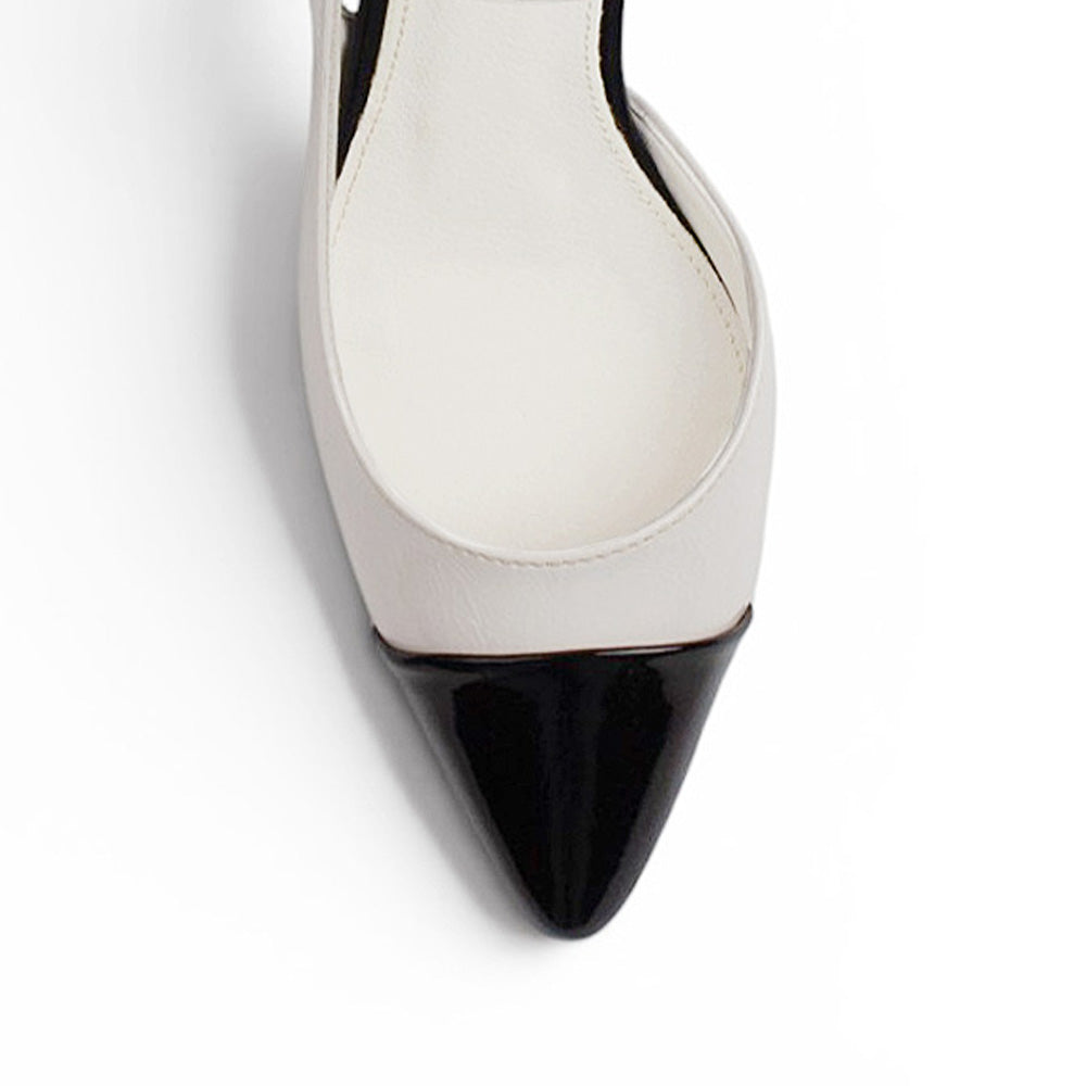 Vista de material sintético en zapatilla destalonada para mujer con punta cerrada correa ajustable y tacón de 7cm en color beige con negro