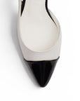 Vista de material sintético en zapatilla destalonada para mujer con punta cerrada correa ajustable y tacón de 7cm en color beige con negro