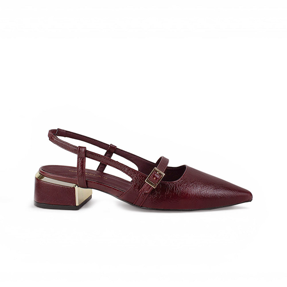 Vista lateral de zapatilla vino para mujer con punta fina correa con hebilla y resorte trasero de tacón bajo de 4cm