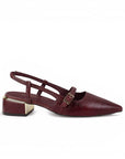 Vista lateral de zapatilla vino para mujer con punta fina correa con hebilla y resorte trasero de tacón bajo de 4cm