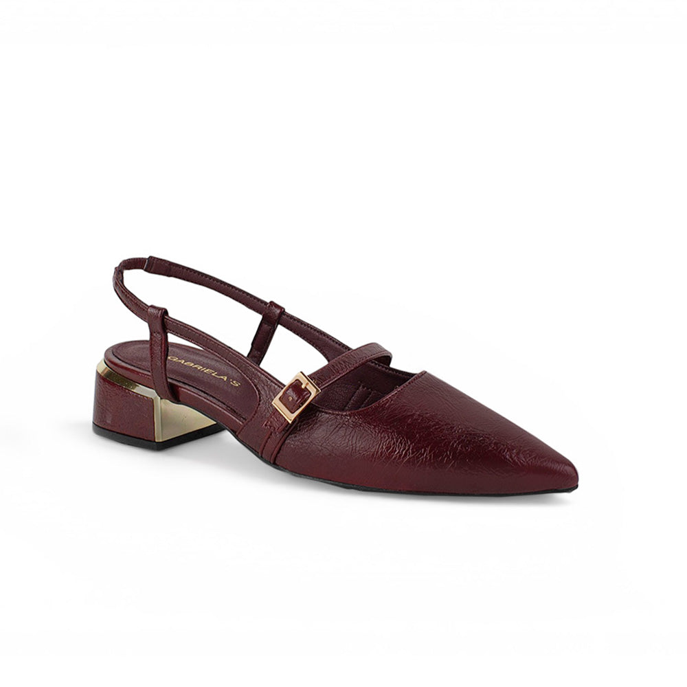 Vista diagonal de zapatilla vino destalonada para mujer con correa ajustable punta fina cerrada y tacón cuadrado de 4cm