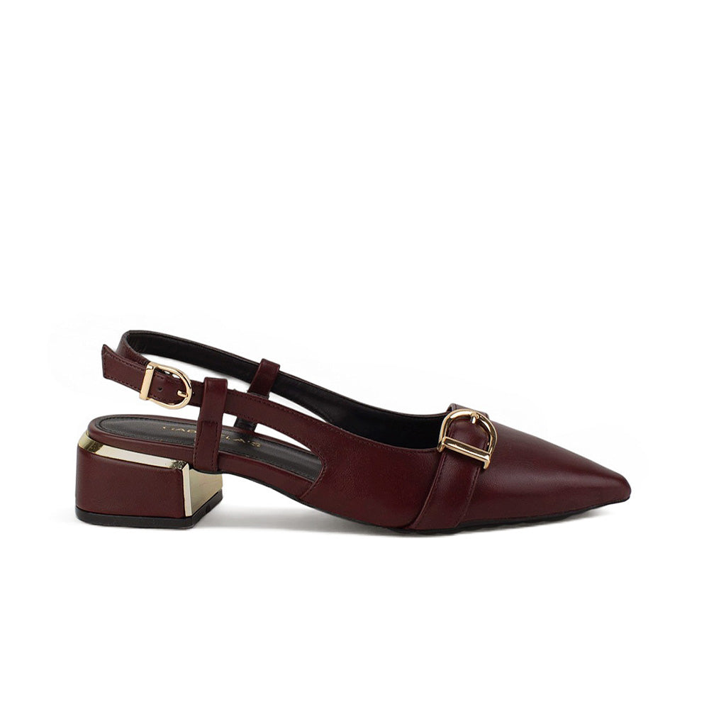 Vista lateral de zapatilla vino para mujer con herraje en punta fina y tacón bajo de 4cm