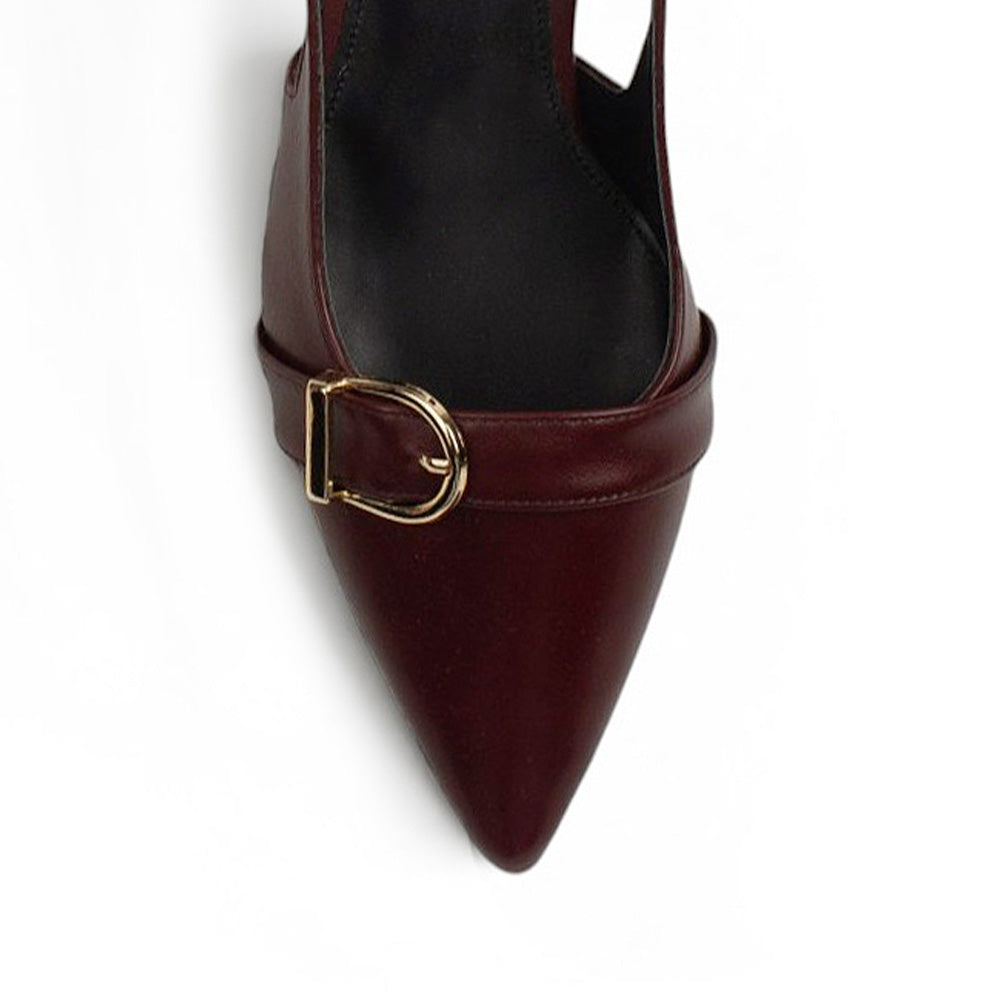 Vista de material sintético en zapatilla vino destalonada para mujer con herraje en punta fina tacón bajo de 4cm y correa ajustable 