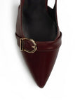 Vista de material sintético en zapatilla vino destalonada para mujer con herraje en punta fina tacón bajo de 4cm y correa ajustable 