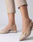 Zapatillas beige destalonadas para mujer de punta fina cerrada con adorno de hebilla y tacón bajo de 4cm