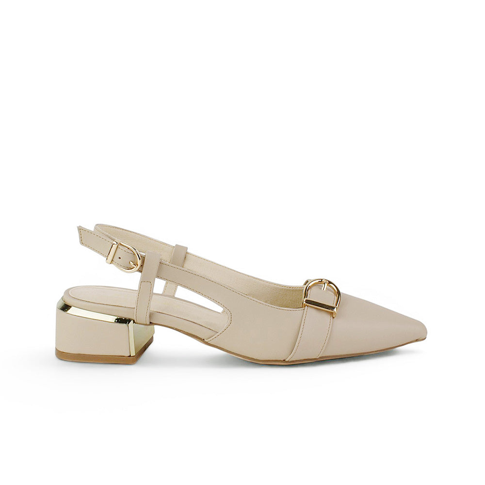 Vista lateral de zapatilla beige para mujer con herraje en punta fina y tacón bajo de 4cm