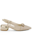 Vista lateral de zapatilla beige para mujer con herraje en punta fina y tacón bajo de 4cm