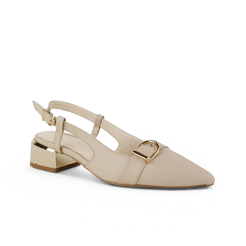 Vista diagonal de zapatilla beige destalonada para mujer con herraje en punta fina cerrada y tacón bajo de 4cm