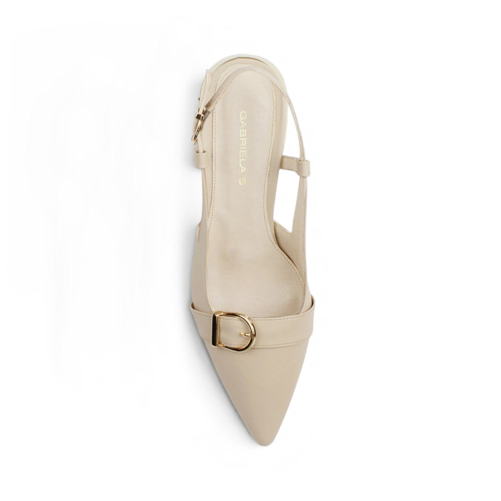 Vista superior de zapatilla beige destalonada para mujer con herraje en punta fina cerrada y correa ajustable