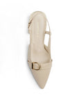 Vista superior de zapatilla beige destalonada para mujer con herraje en punta fina cerrada y correa ajustable