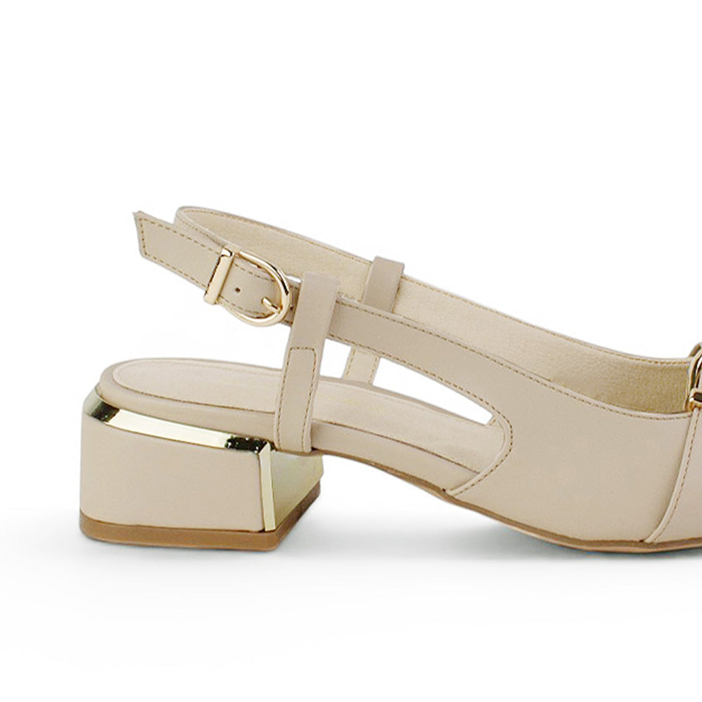 Vista trasera de tacón bajo cuadrado de 4cm en zapatilla beige destalonada para mujer con correa ajustable 