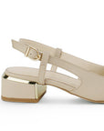 Vista trasera de tacón bajo cuadrado de 4cm en zapatilla beige destalonada para mujer con correa ajustable 