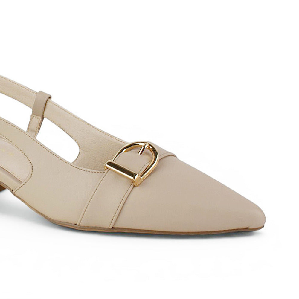 Vista a detalle de punta fina cerrada con herraje en zapatilla beige destalonada para mujer