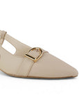 Vista a detalle de punta fina cerrada con herraje en zapatilla beige destalonada para mujer