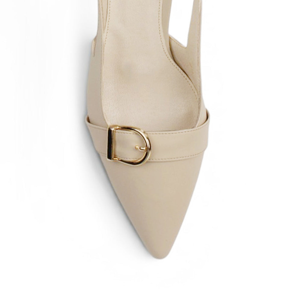 Vista de material sintético en zapatilla beige destalonada para mujer con herraje en punta fina tacón bajo de 4cm y correa ajustable 