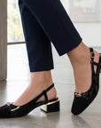 Zapatillas negras con punta cuadrada, detalles dorados, pulsera ajustable y tacón bajo 4cm para dama 