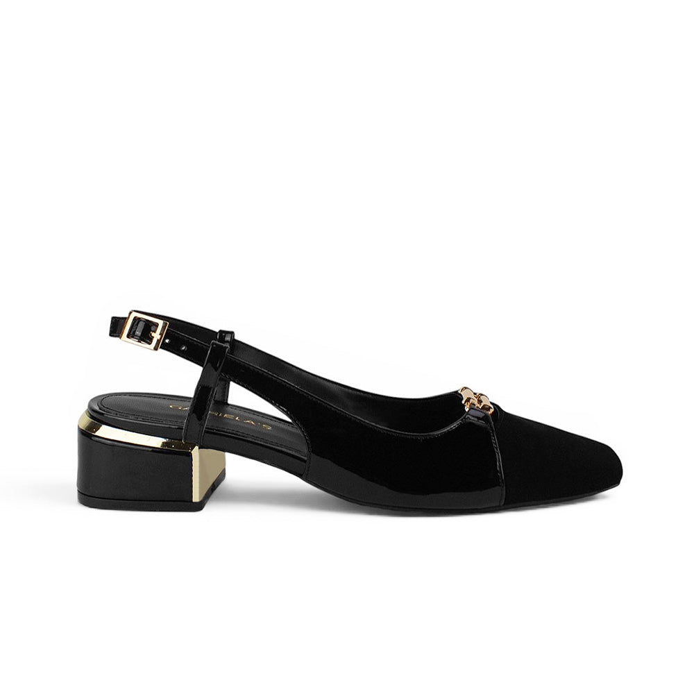 Vista lateral de zapatilla negra con detalles dorados, pulsera ajustable y tacón bajo 4cm para dama 
