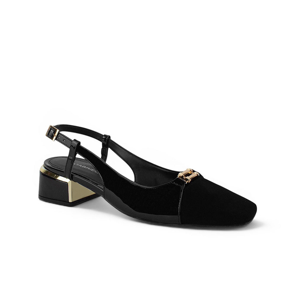 Vista diagonal de zapatilla negra con punta cuadrada, tacón bajo 4cm y pulsera ajustable para dama