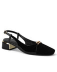 Vista diagonal de zapatilla negra con punta cuadrada, tacón bajo 4cm y pulsera ajustable para dama