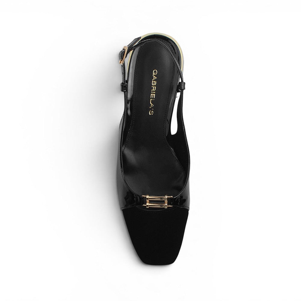 Vista superior de zapatilla negra con punta cuadrada, detalles dorados, pulsera ajustable y tacón bajo 4cm 