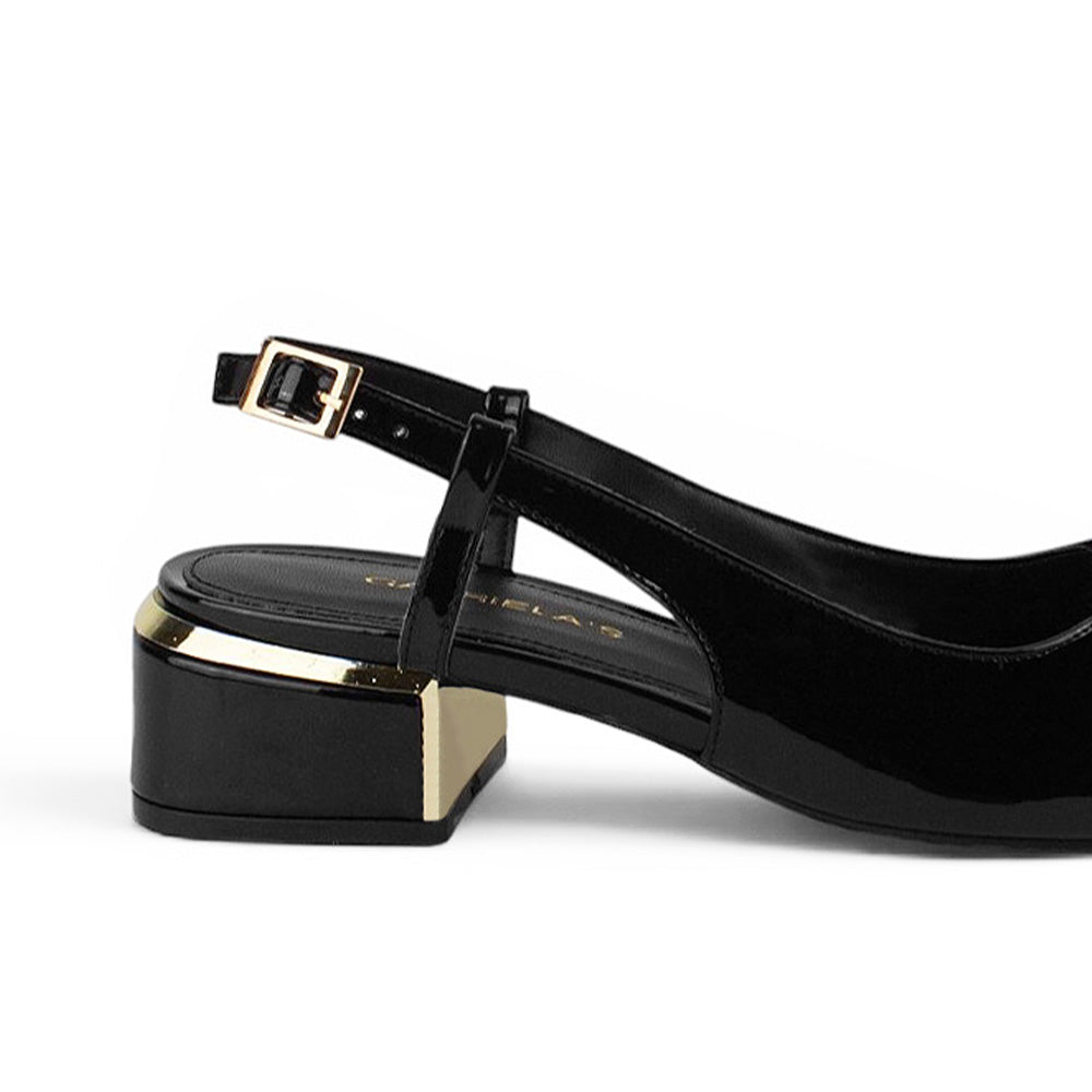 Vista trasera del tacón bajo 4cm en zapatilla negra con pulsera ajustable y detalles dorados para dama 