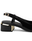 Vista trasera del tacón bajo 4cm en zapatilla negra con pulsera ajustable y detalles dorados para dama 