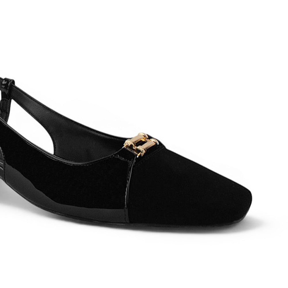 Detalle del material buck/charol en la zapatilla negra para dama con detalles dorados y tacón bajo 4cm 