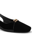 Detalle del material buck/charol en la zapatilla negra para dama con detalles dorados y tacón bajo 4cm 