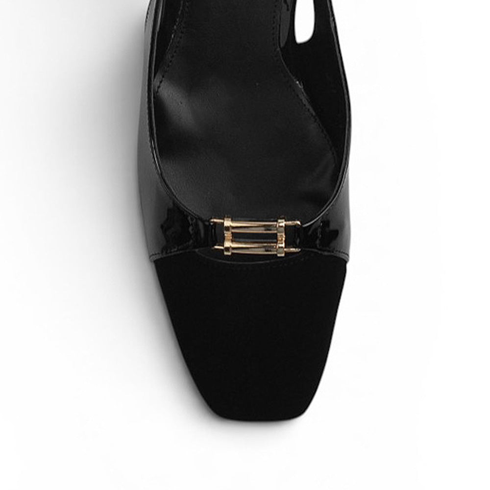 Vista del detalle dorado en la zapatilla negra de punta cuadrada con tacón bajo 4cm 