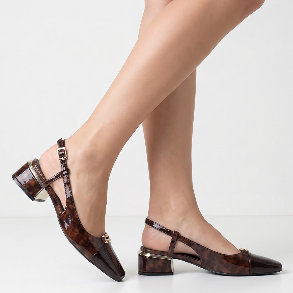 Zapatillas cafés con punta cuadrada, detalles metálicos, pulsera ajustable y tacón bajo 4cm para dama 