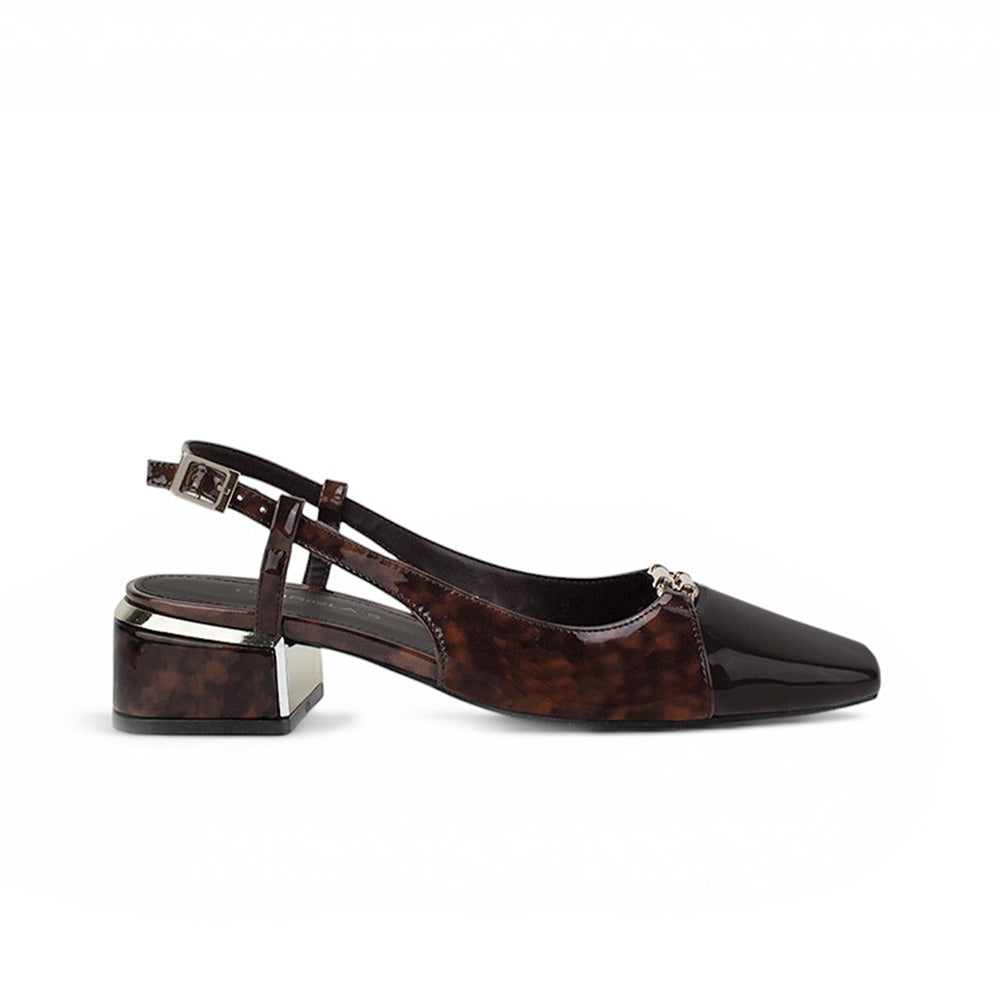 Vista lateral de zapatilla café con detalles metálicos, pulsera ajustable y tacón bajo 4cm para dama 